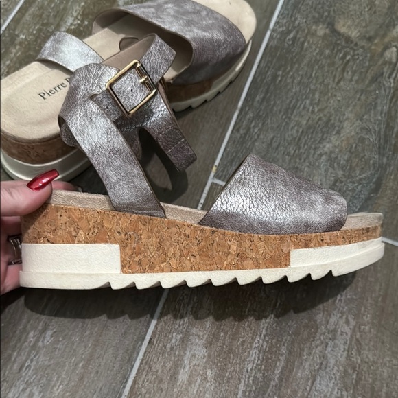 Pierre Dumas Women's Sandals in Metallic Silver and Cream - Picture 7 of 10